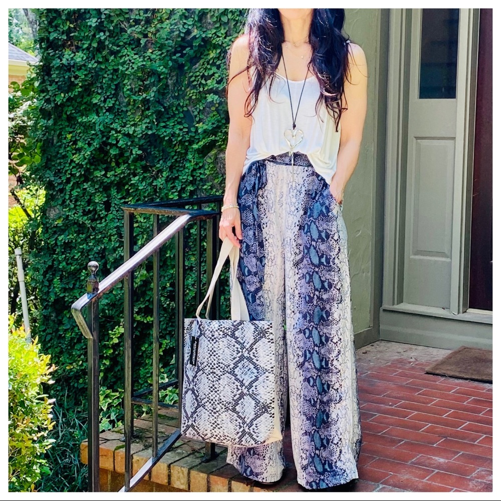 ✨LAST ONE✨SNAKESKIN PRINT WIDE LEG TIE FRONT PANTS - Picture 3 of 6